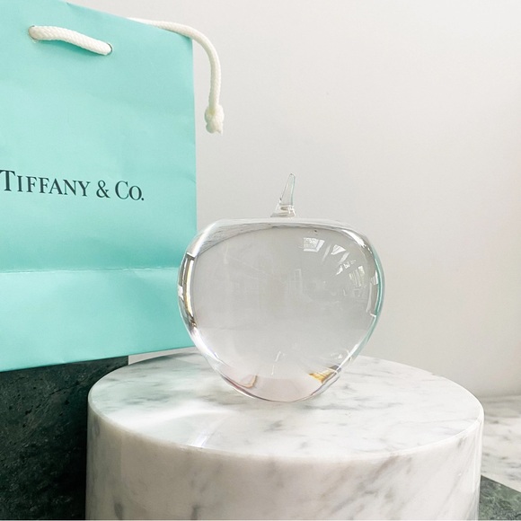 NEW Tiffany & Co Apple Crystal Paper Weight - Picture 2 of 6